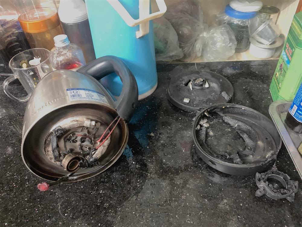 Ấm siêu tốc tự nhiên bốc cháy, cô gái cảnh báo thói quen nhiều người mắc-2