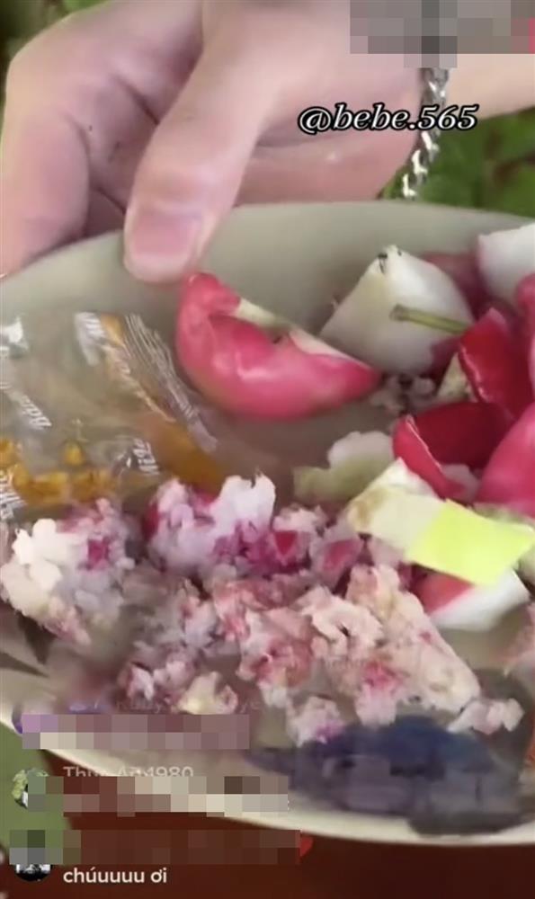 Nhã Phương gây tranh cãi vì cách ăn lạ lùng trên livestream-2