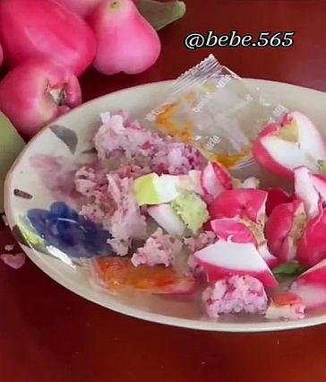 Nhã Phương gây tranh cãi vì cách ăn lạ lùng trên livestream-3