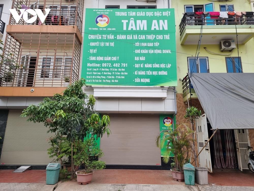 Clip: Cận cảnh bảo mẫu đè trẻ, bịt mũi, banh miệng nhồi nhét cơm-1