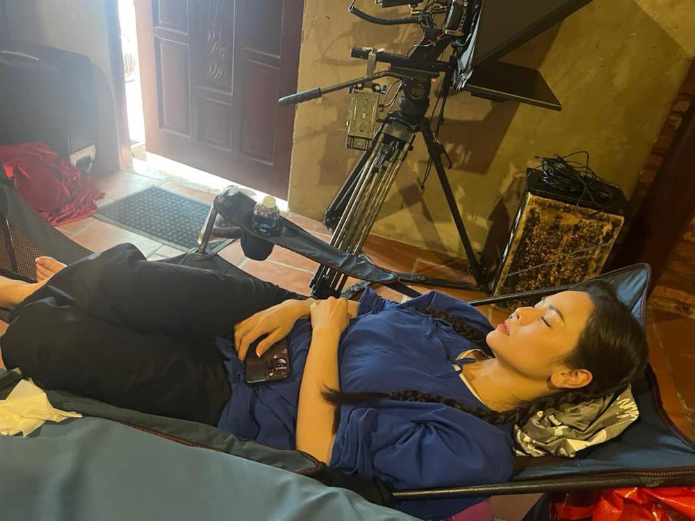 Showbiz Việt ngày 15/3: Thanh Hằng hoang mang về chân dài-7