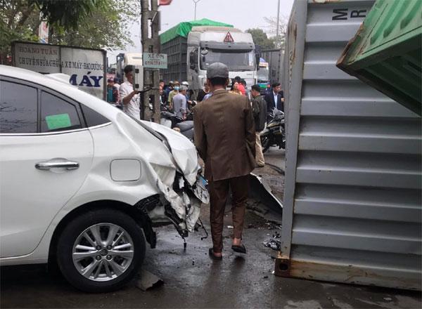 Thót tim cảnh 3 hung thần xa lộ gặp nạn, suýt đè bẹp ô tô con-2