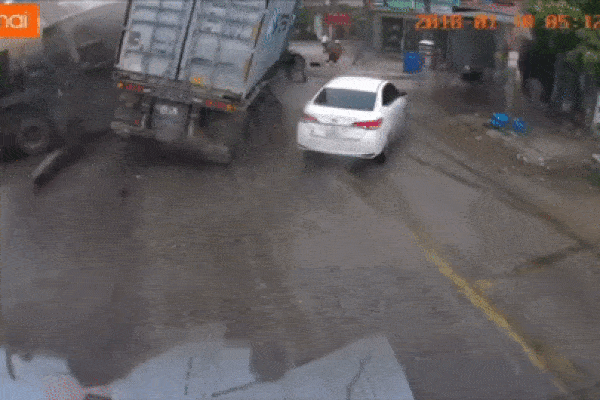 Thót tim cảnh 3 'hung thần xa lộ' gặp nạn, suýt đè bẹp ô tô con