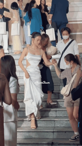 Tiểu Vy loạng choạng, Quỳnh Anh Shyn ngã ngửa tại sự kiện-3