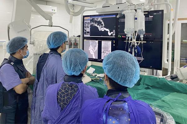 Suýt tử vong vì cơn đau đầu dữ dội lúc nửa đêm-1