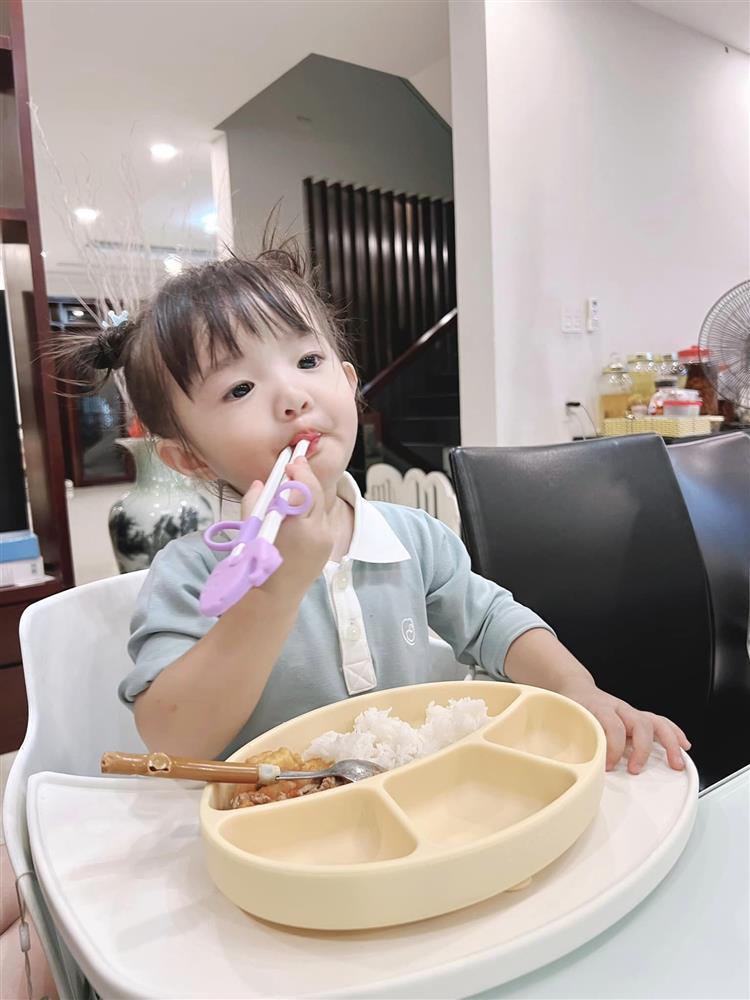 Ái nữ Đông Nhi cực yêu bên bố, mãn nhãn visual cha con-12