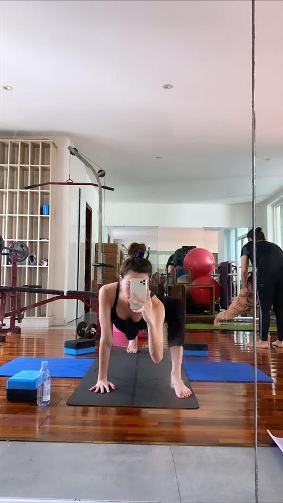 Minh Hằng, Hà Hồ vẫn tập yoga chăm chỉ dù mang song thai-6