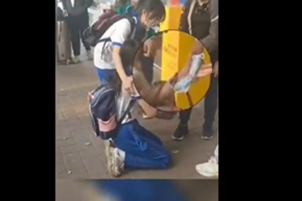 Cụ bà nhặt được gần 700 nghìn liền đút túi, mặc cho bé gái quỳ khóc xin lại-2