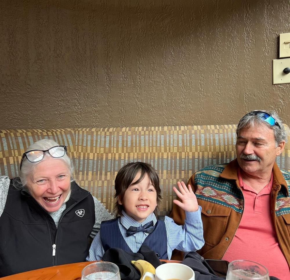 Hoàng Oanh khoe ảnh hiếm đầy đủ nhà nội ngoại của con trai-3