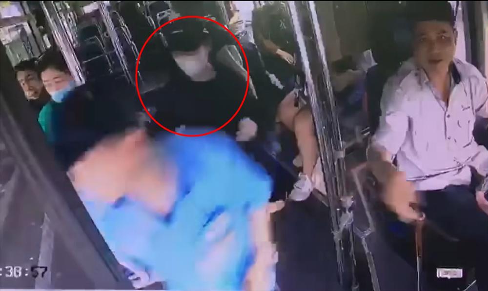 Clip: Móc túi trên xe buýt, tên trộm bị phụ xe lập tức bắt gọn-1