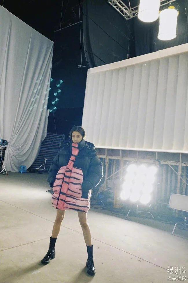 Khó tin đôi chân siêu nhỏ của Quan Hiểu Đồng ngoài đời-3