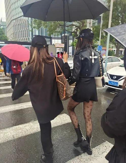 Khó tin đôi chân siêu nhỏ của Quan Hiểu Đồng ngoài đời-4