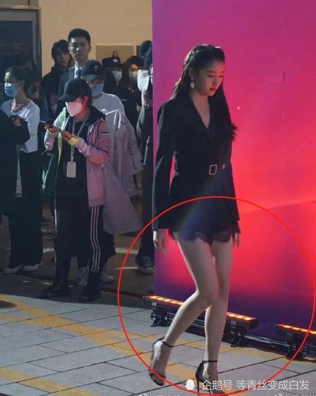 Khó tin đôi chân siêu nhỏ của Quan Hiểu Đồng ngoài đời-6