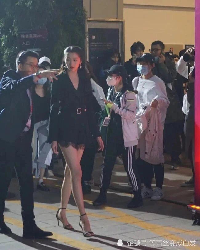 Khó tin đôi chân siêu nhỏ của Quan Hiểu Đồng ngoài đời-5