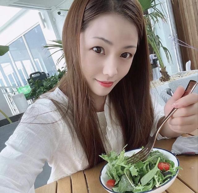 Tài tử Ỷ Thiên Đồ Long Ký 72 tuổi lấy vợ kém 36 tuổi-2