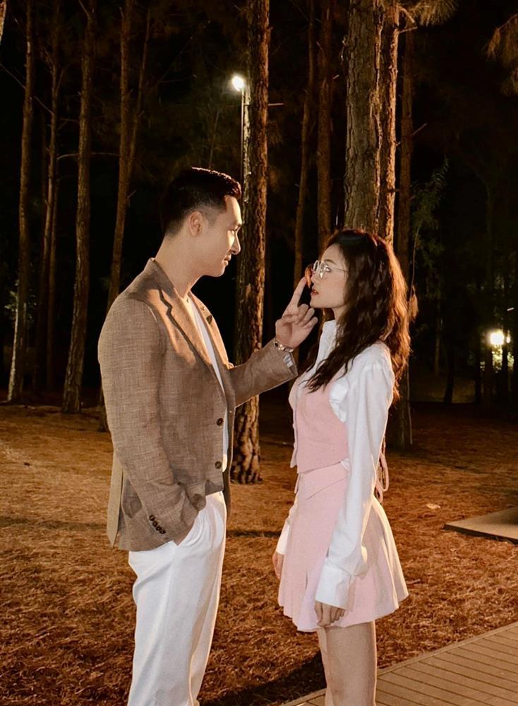 Bi hài phía sau bốn nụ hôn của Thùy Anh và Mạnh Trường-3