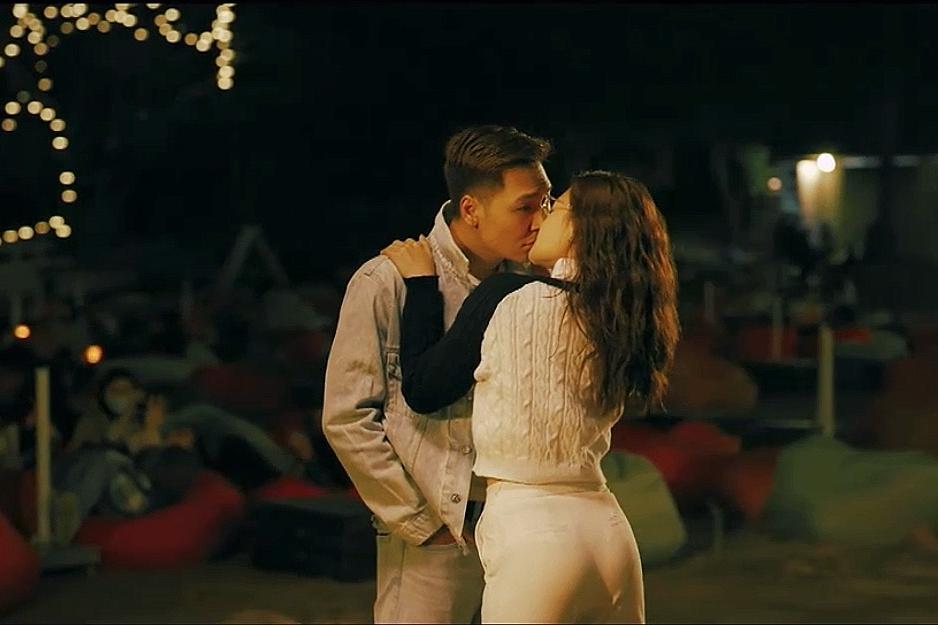 Bi hài phía sau bốn nụ hôn của Thùy Anh và Mạnh Trường-2