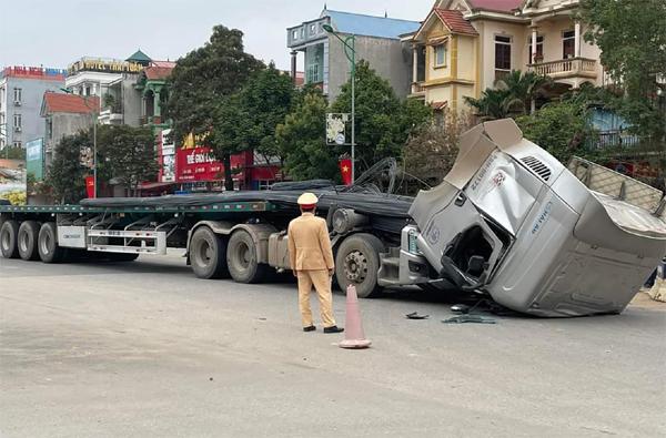 Clip: Tránh xe máy tạt đầu, xe tại phanh gấp làm gãy gục cabin-2