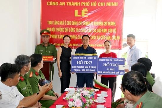 Trung tá cảnh sát gia cảnh nghèo bật khóc khi được tặng nhà