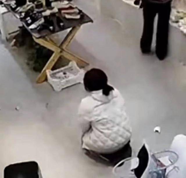 Tranh cãi cô gái 28 tuổi quỳ khóc xin bố mẹ mua giày 700 nghìn-1