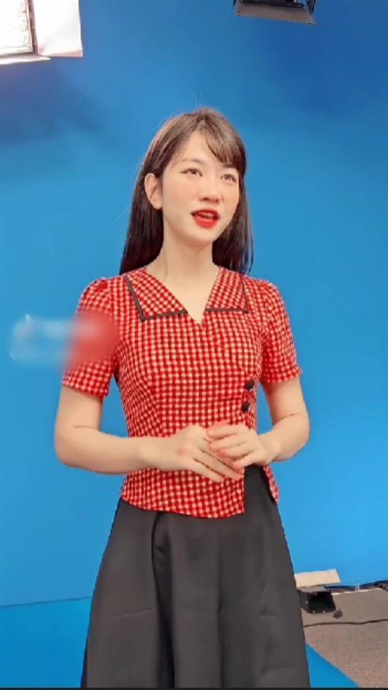 Lê Bống đổi style công sở, xóa sạch ảnh cũ-4