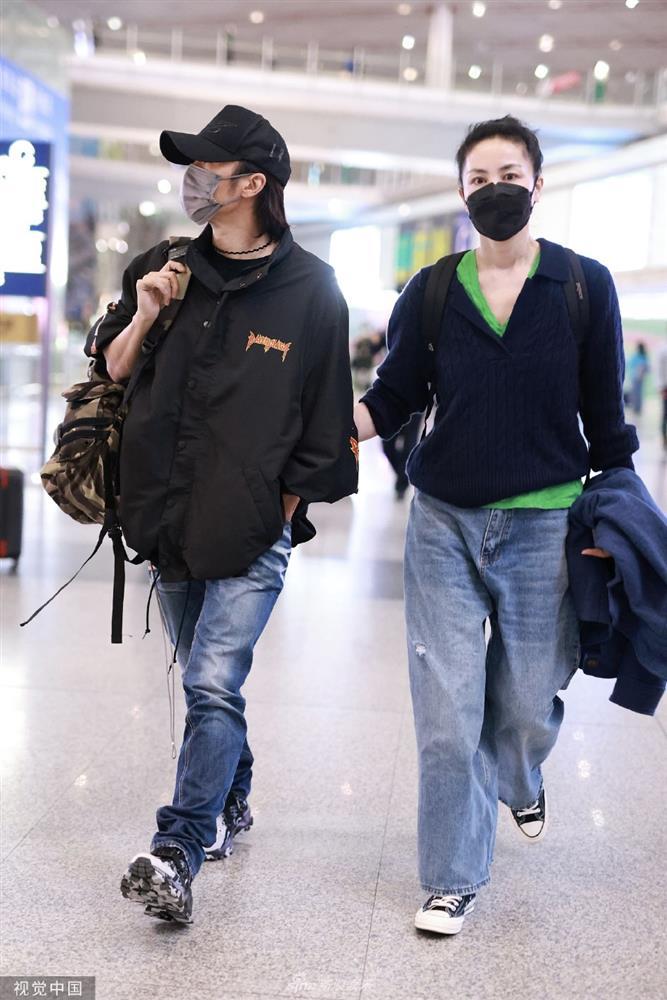 Vương Phi sánh đôi Tạ Đình Phong, công khai cử chỉ cực tình-2