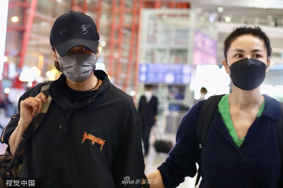 Vương Phi sánh đôi Tạ Đình Phong, công khai cử chỉ cực tình-4