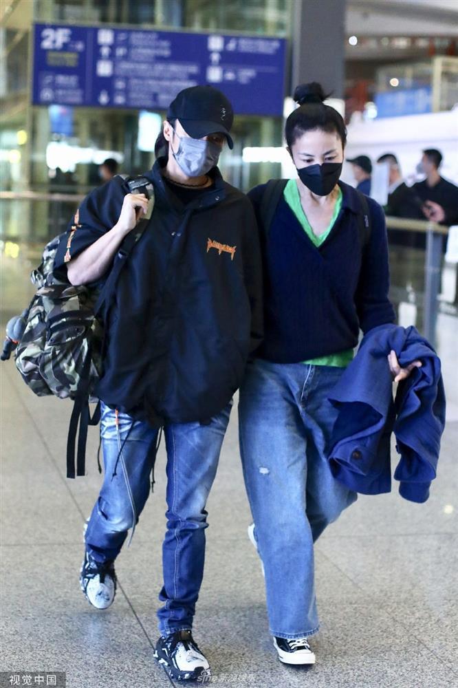 Vương Phi sánh đôi Tạ Đình Phong, công khai cử chỉ cực tình-5