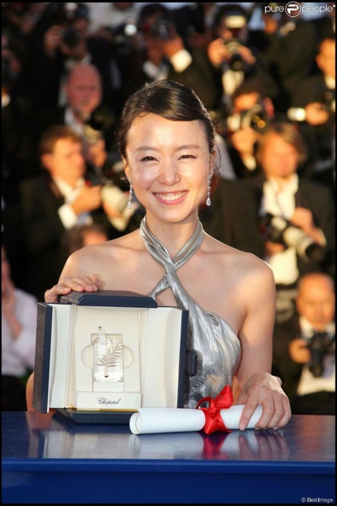 Ảnh hậu Cannes Jeon Do Yeon và 2 lần cặp kè phi công trẻ thất bại-2