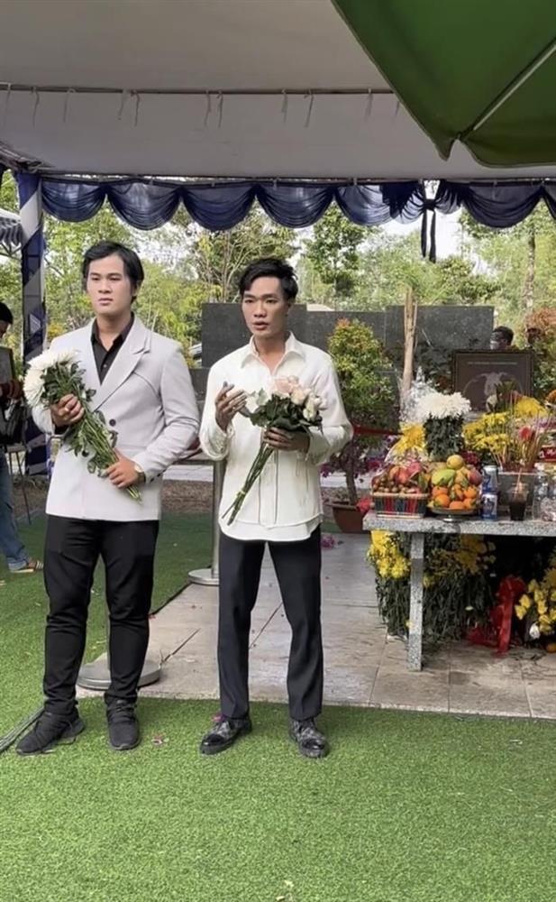 2 ca sĩ trẻ gây tranh cãi khi quay MV trước mộ cố NSƯT Vũ Linh-2