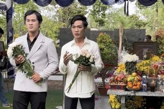 2 ca sĩ trẻ gây tranh cãi khi quay MV trước mộ cố NSƯT Vũ Linh