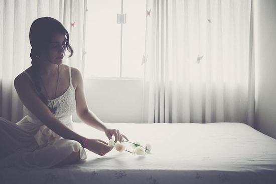 Vợ tinh mắt phát hiện chồng ngoại tình nhờ chi tiết trên bó hoa mang về