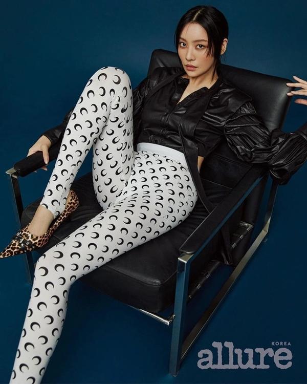 Mỹ nhân gây sốt với cảnh lộ ngực trần táo bạo nhất The Glory-9