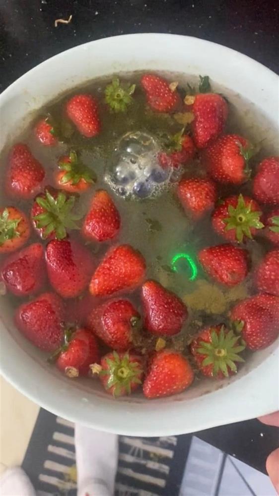 Sốc nặng cảnh dâu tây nổi váng, sủi bọt khi cho vào máy sục-1