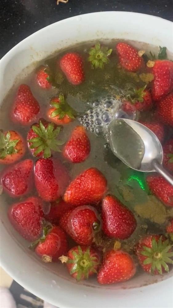 Sốc nặng cảnh dâu tây nổi váng, sủi bọt khi cho vào máy sục-2