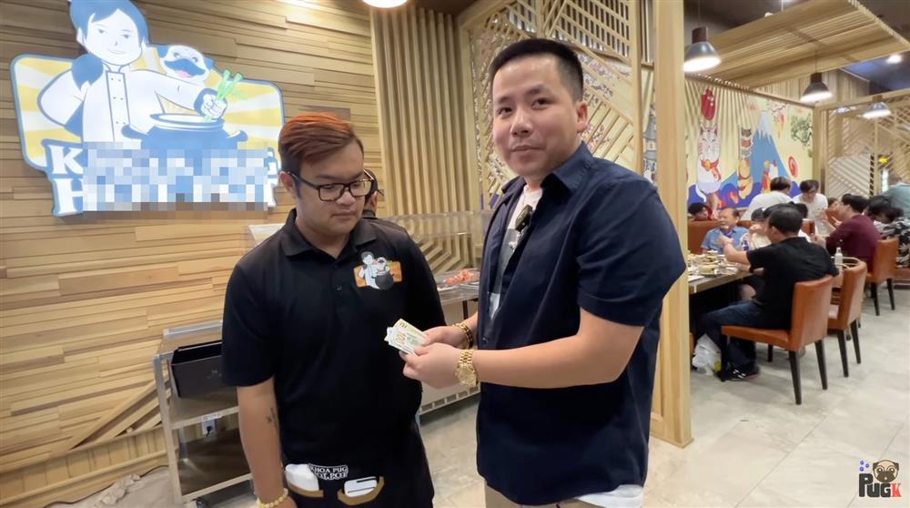 Khoa Pug cầm xấp tiền trả nhân viên, thu nhập cả năm lên 8 tỷ-1