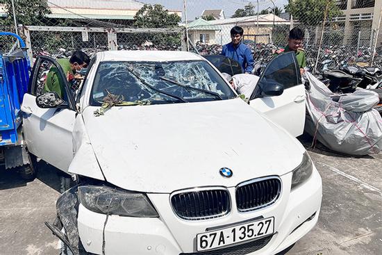 Ô tô lao xuống kênh, nữ tài xế tử vong