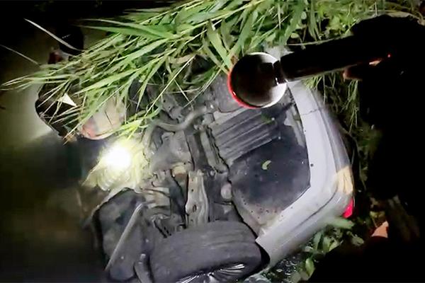 Ô tô lao xuống kênh, nữ tài xế tử vong-1