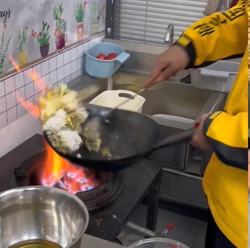 Sợ khách đợi lâu, anh shipper trổ tài nấu ăn như đầu bếp 5 sao-2