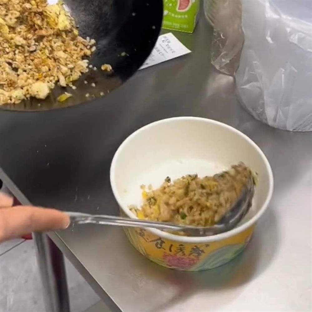 Sợ khách đợi lâu, anh shipper trổ tài nấu ăn như đầu bếp 5 sao-3