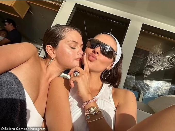 Lý do Selena Gomez hay bám càng vợ chồng Brooklyn Beckham-1