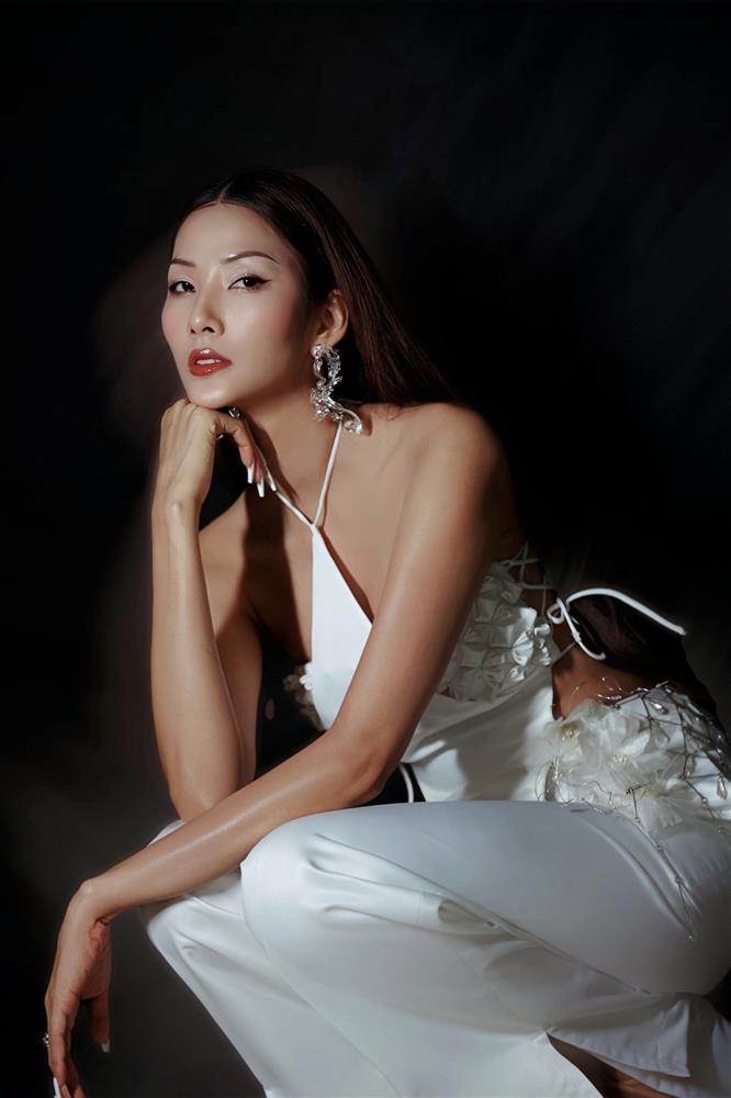 Hoàng Thùy bỏ theo dõi nhiều người đẹp trên Instagram?-1