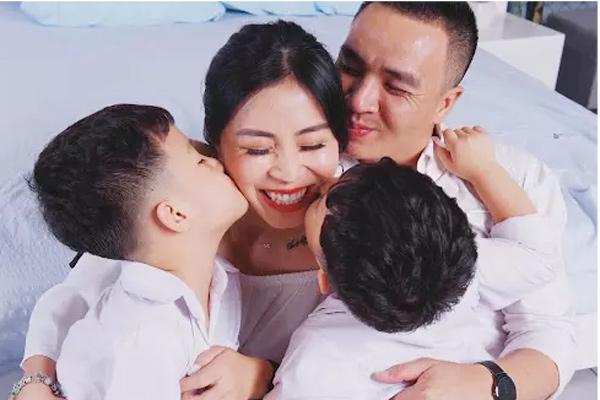 Vừa mang thai lần 3, MC Hoàng Linh khoe hình xăm mới sát vòng 1-12