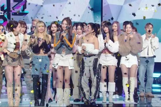 TWICE có chiếc cúp đầu tiên sau hơn 1 năm nhưng vẫn bị netizen mỉa mai