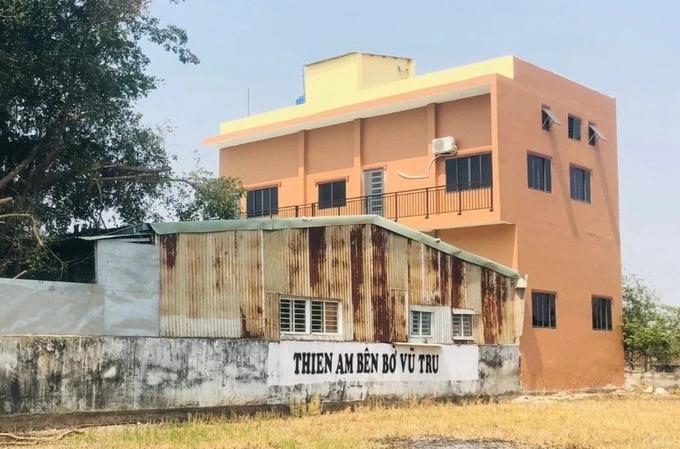 Dẫn giải nhiều người từ Tịnh thất Bồng Lai đến trụ sở công an để điều tra-2