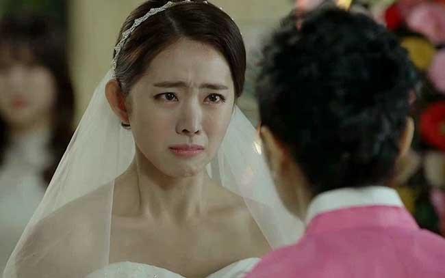 Phải mặc lại váy cưới của vợ cũ chồng, vợ mới bỏ đi giữa tân hôn-2