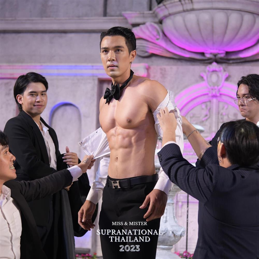 Thí sinh nam vương lột áo khi trình diễn gây tranh cãi-2