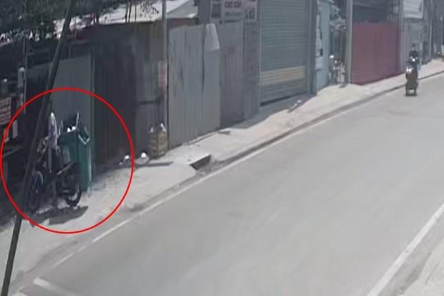 Clip: Quên rút chìa khoá xe, shipper mất 30 triệu trong nháy mắt-1