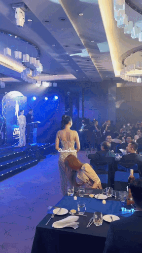 Ngọc Châu được Vũ Thu Phương cúi người chỉnh váy-2