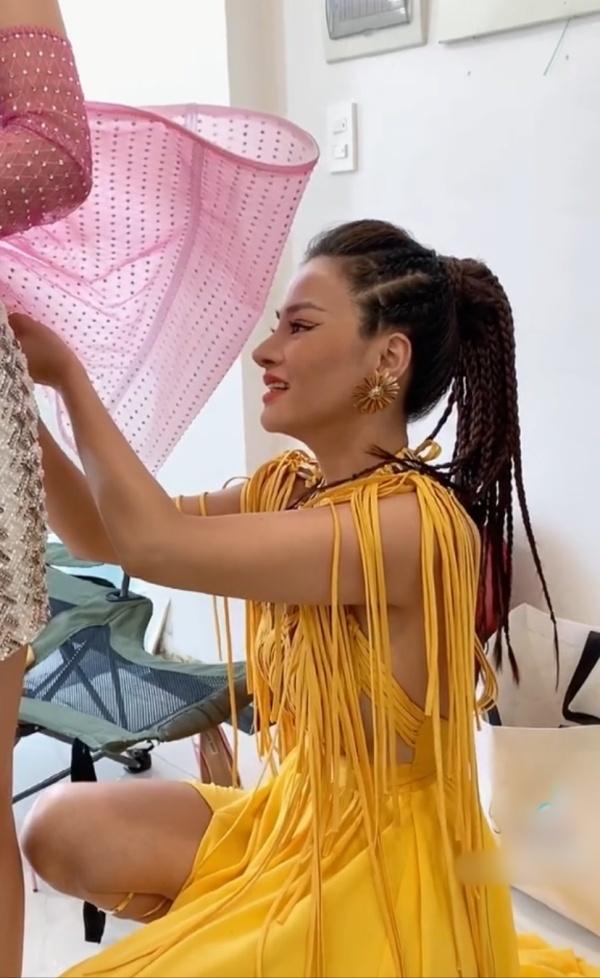 Ngọc Châu được Vũ Thu Phương cúi người chỉnh váy-4